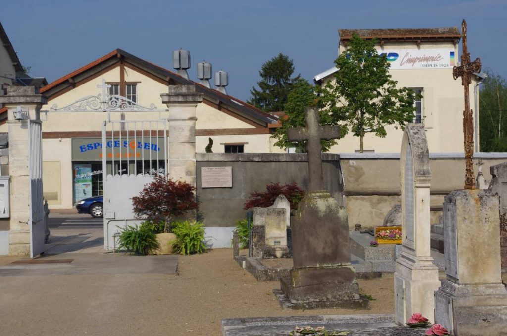 Vue de la plaque près du portail du cimetière