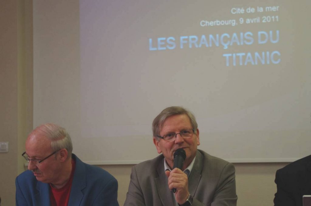 Un homme parle au micro