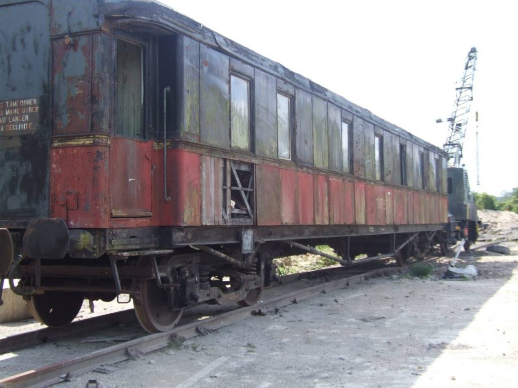 Vue du wagon dans un état de délabrement avancé.