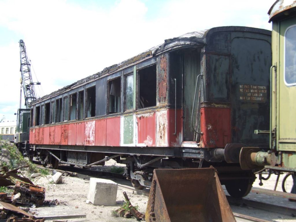Vue du wagon dans un état de délabrement avancé.