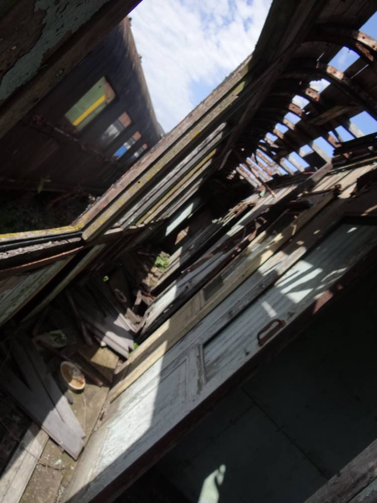 Vue du wagon dans un état de délabrement avancé.