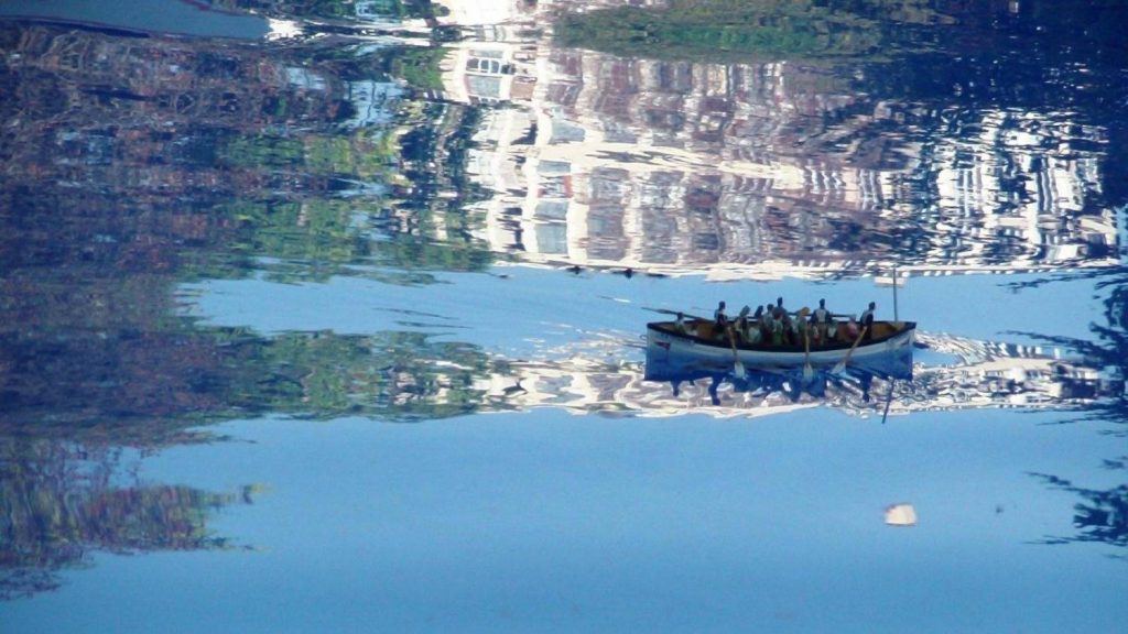Vue très réaliste d'un canot navigant dans le bassin.