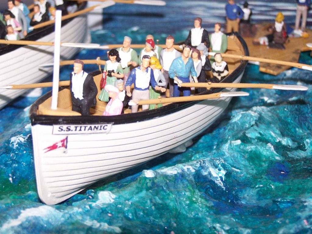 Diorama des canots de sauvetage en mer.