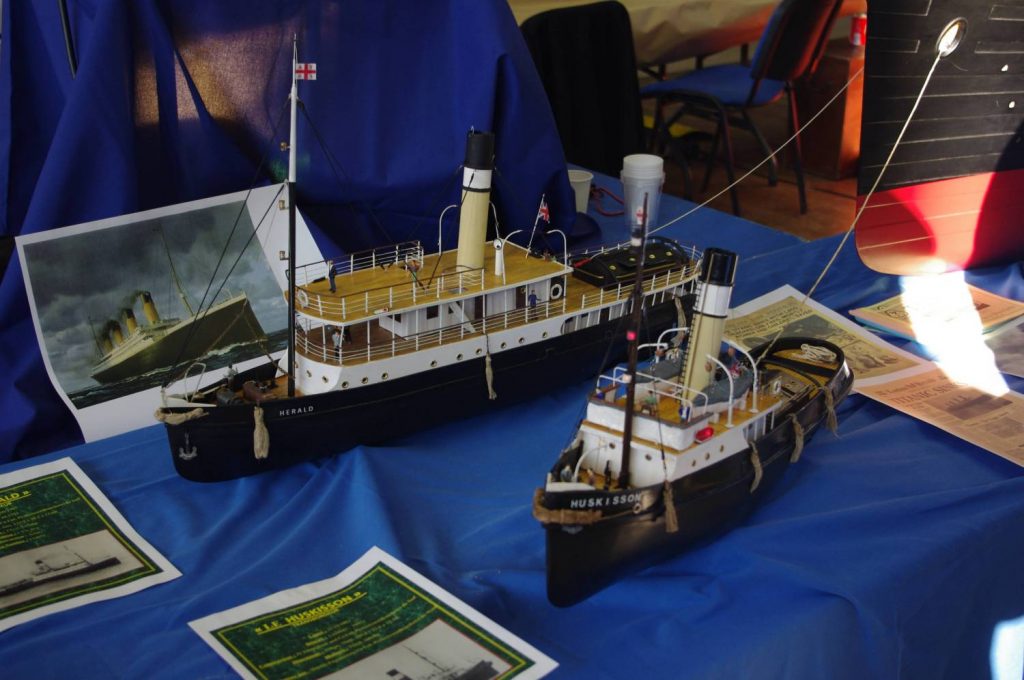 Deux des remorqueurs tirant le Titanic de 5m 40.