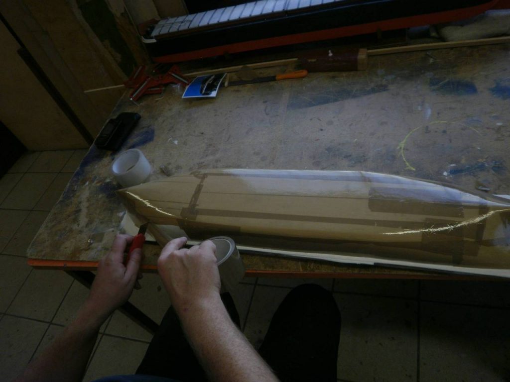 Moulage de la coque en résine pour réutilisation ultérieure du gabarit.