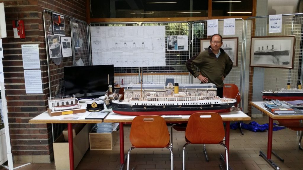 Jean-Paul posa avec la maquette du Nomadic