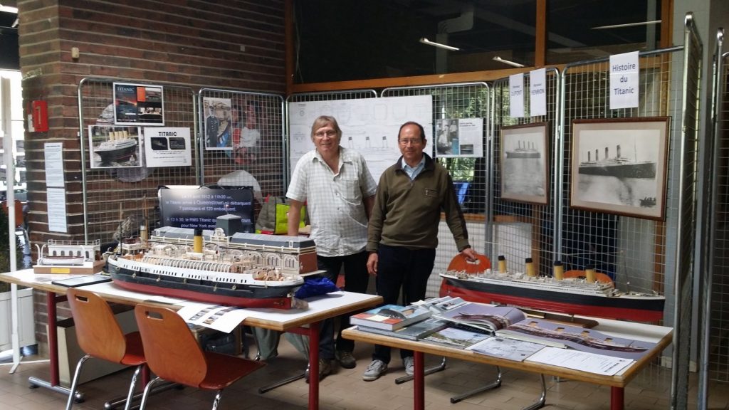 Daniel et Jean Paul posent sur leur stand.