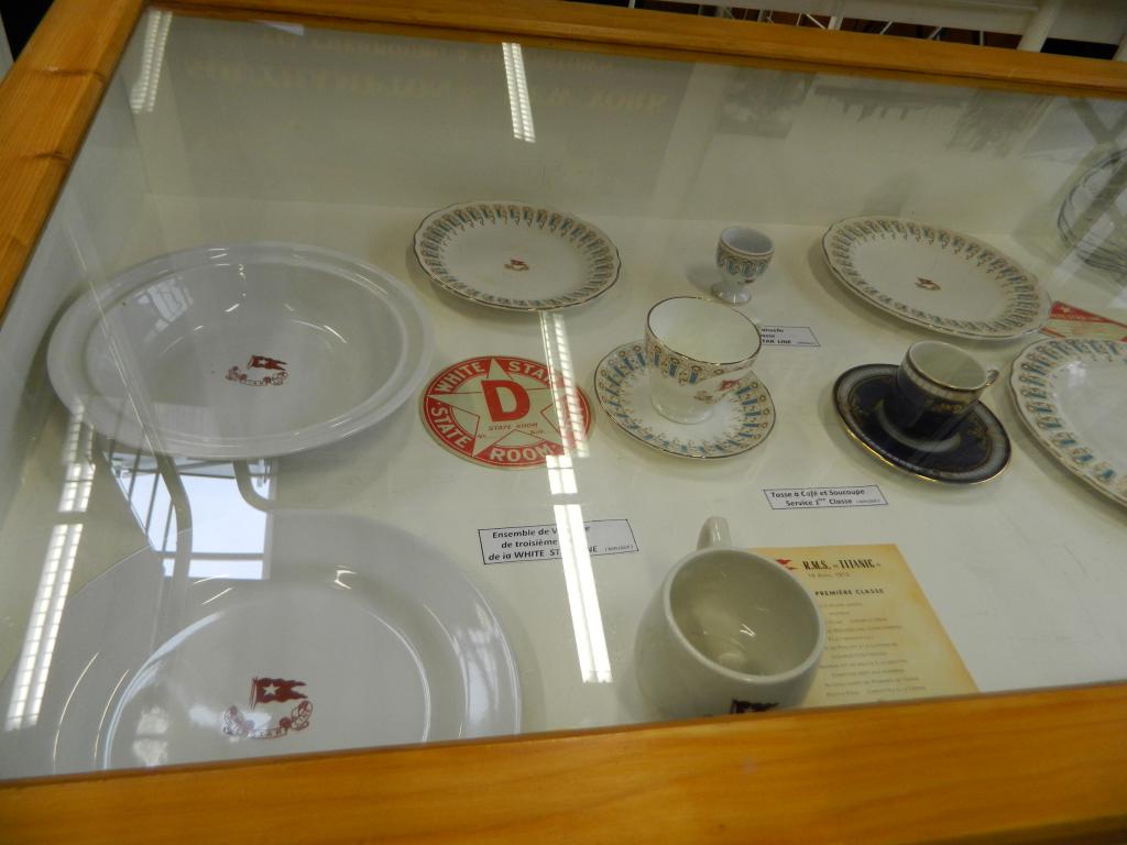 Quelques éléments de vaisselle à bord du Titanic (reproductions).