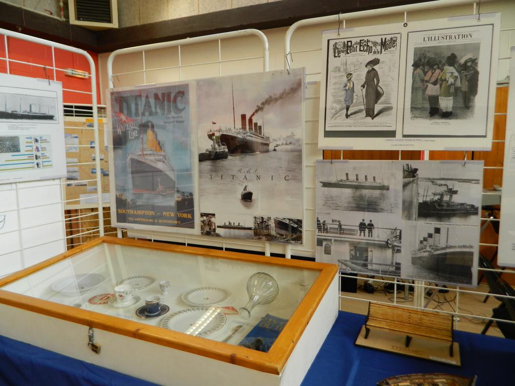 Quelques éléments de vaisselle à bord du Titanic (reproductions).