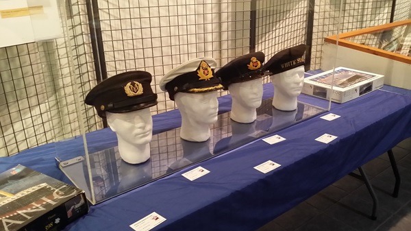 Casquettes d'officier.