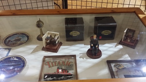 Objets divers dans une vitrine.