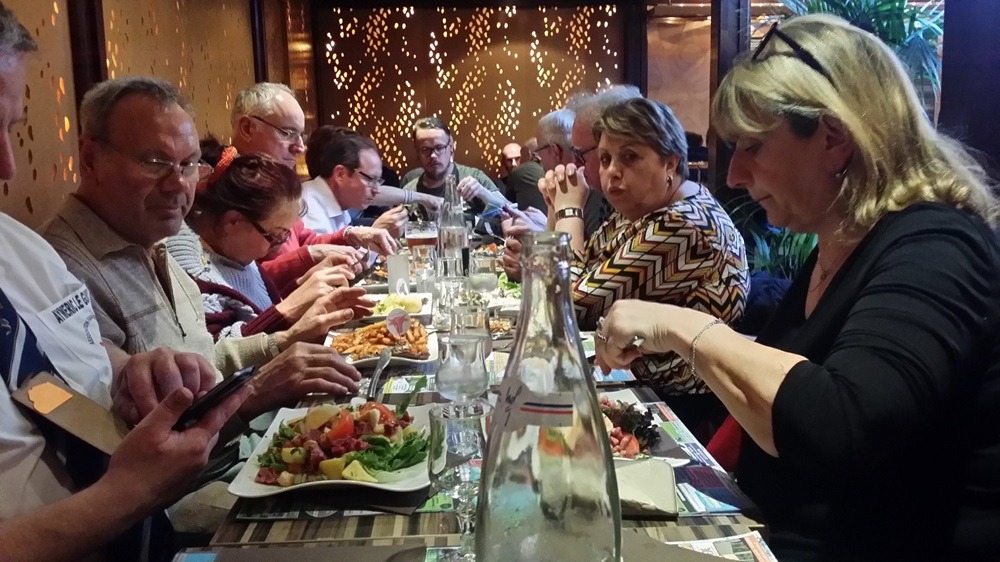 Samedi soir à la brasserie "Le Commerce"