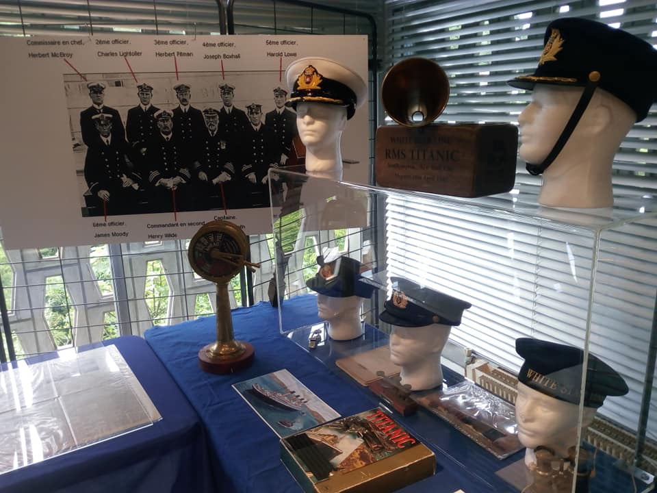 Casquettes d'officiers.