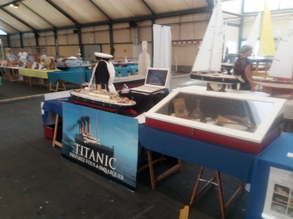 Stand contenant maquettes et objets.