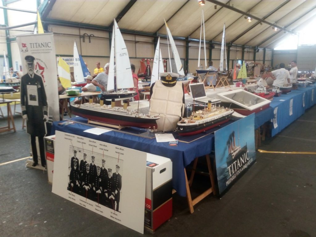 Stand contenant maquettes et objets.