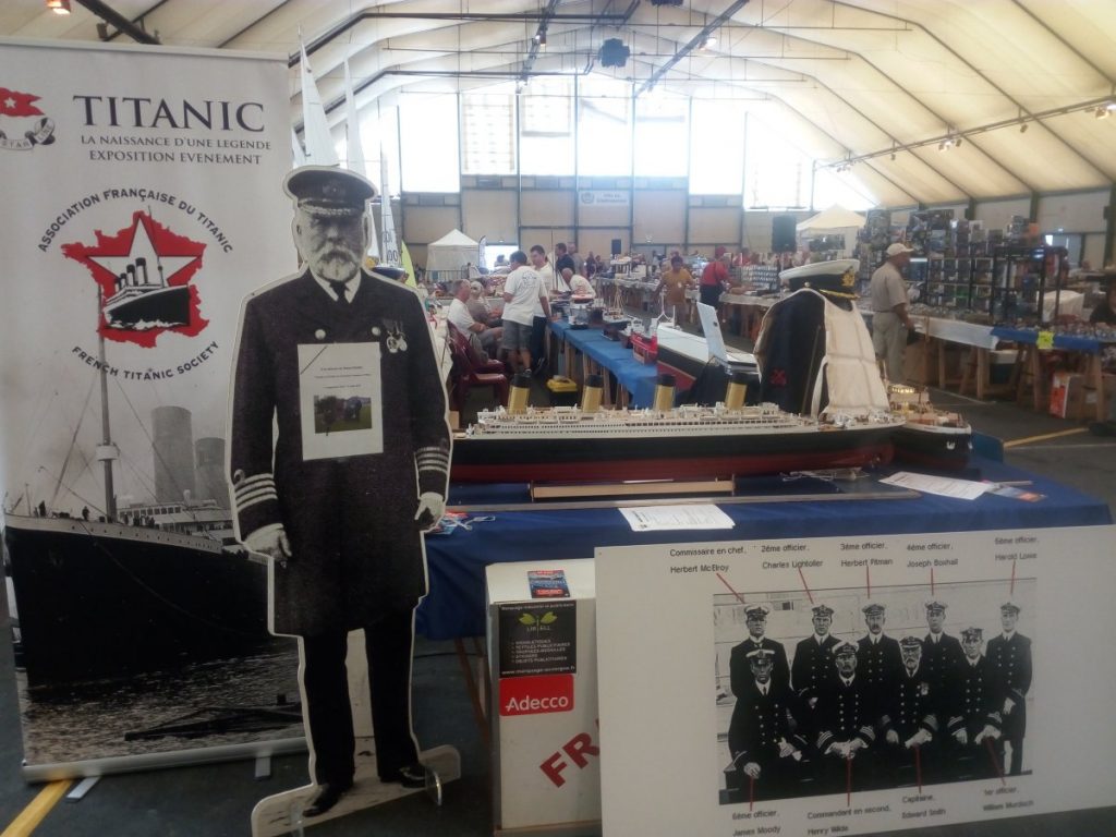 Stand contenant maquettes et objets.