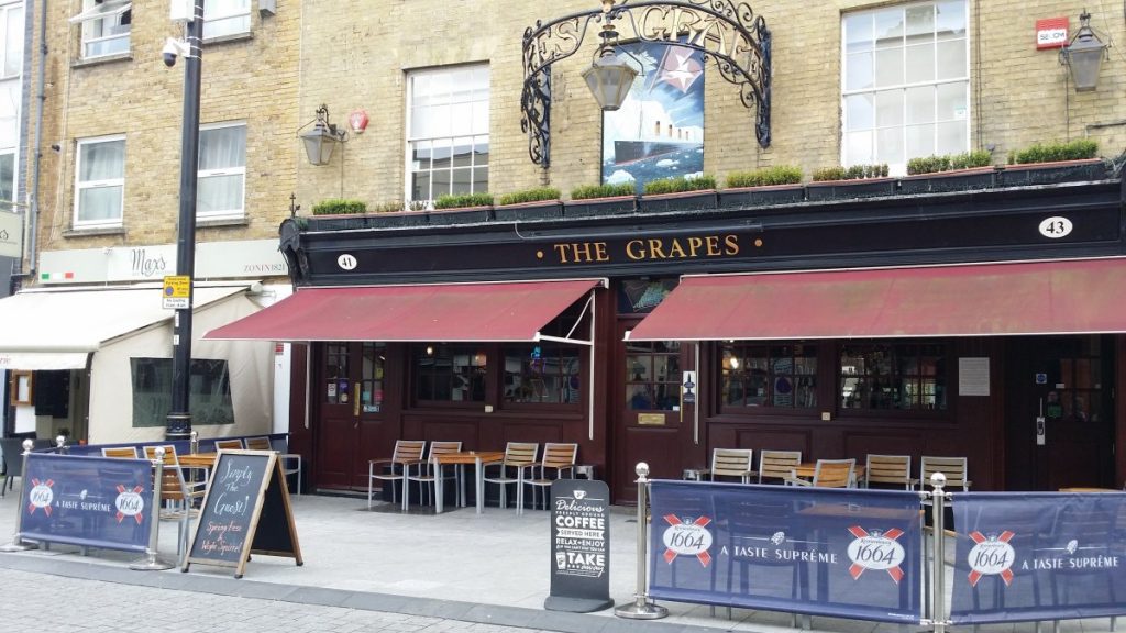 Le bar "The Grapes" où les marins qui devaient embarquer ont finalement sauvé leur vie.