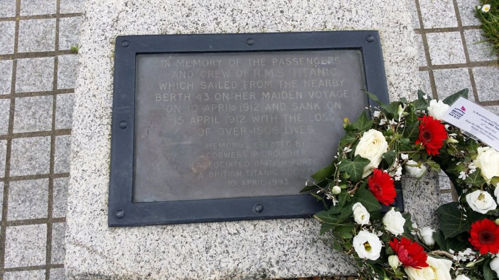 Plaque commémorative à l'ensemble des passagers et membres d'équipage