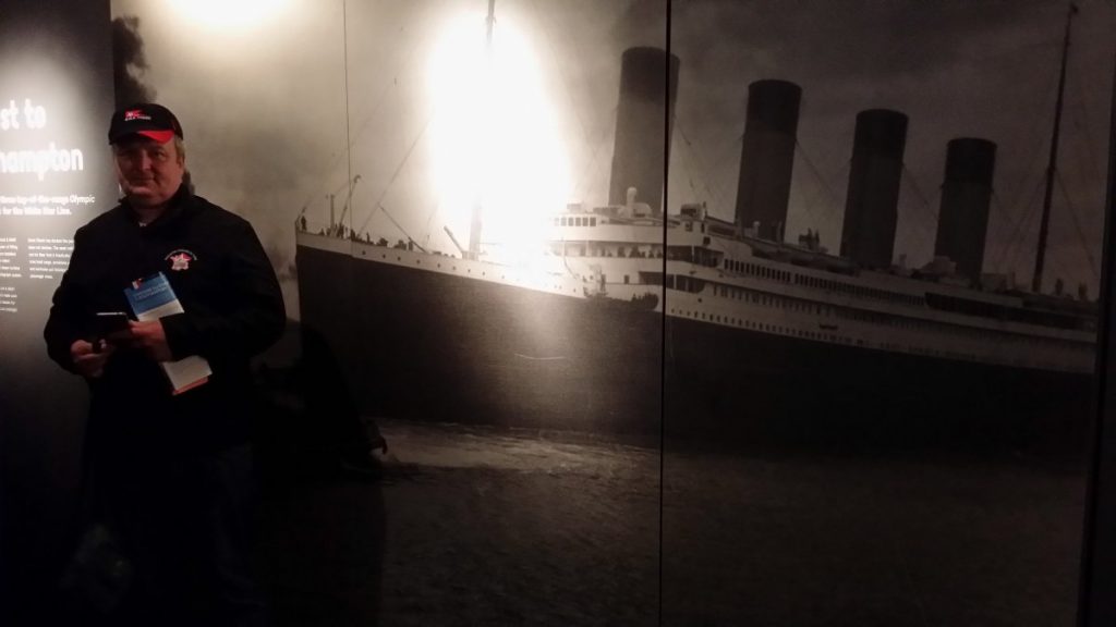 Un homme pose devant la photo du Titanic.