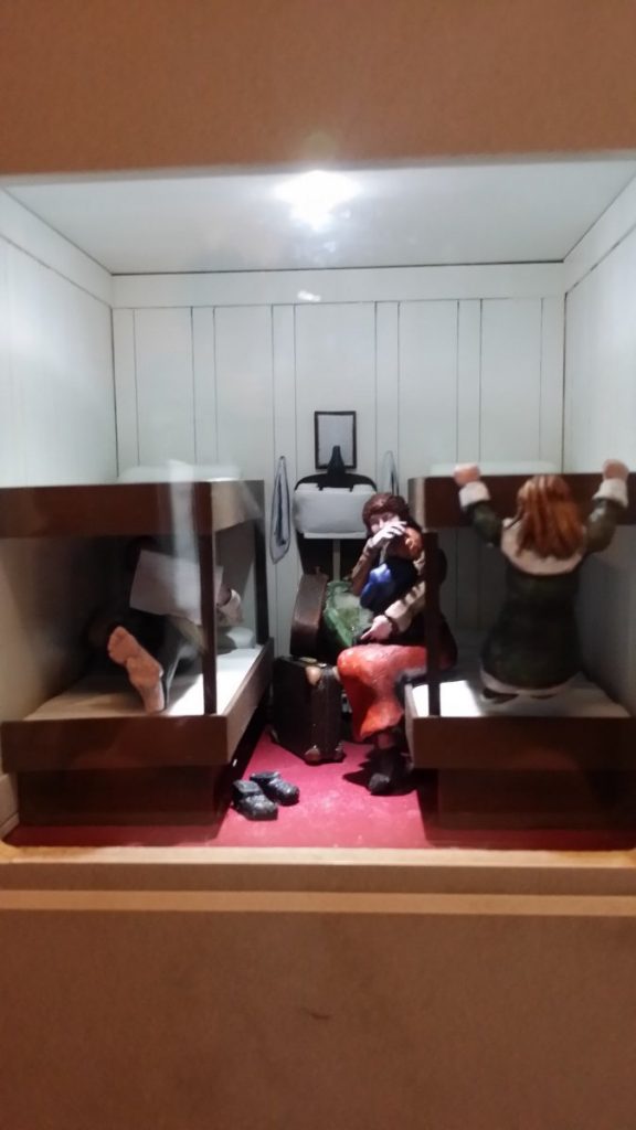 Maquette en incrustation d'un dessin de la coupe du Titanic (cabine de 3è classe)
