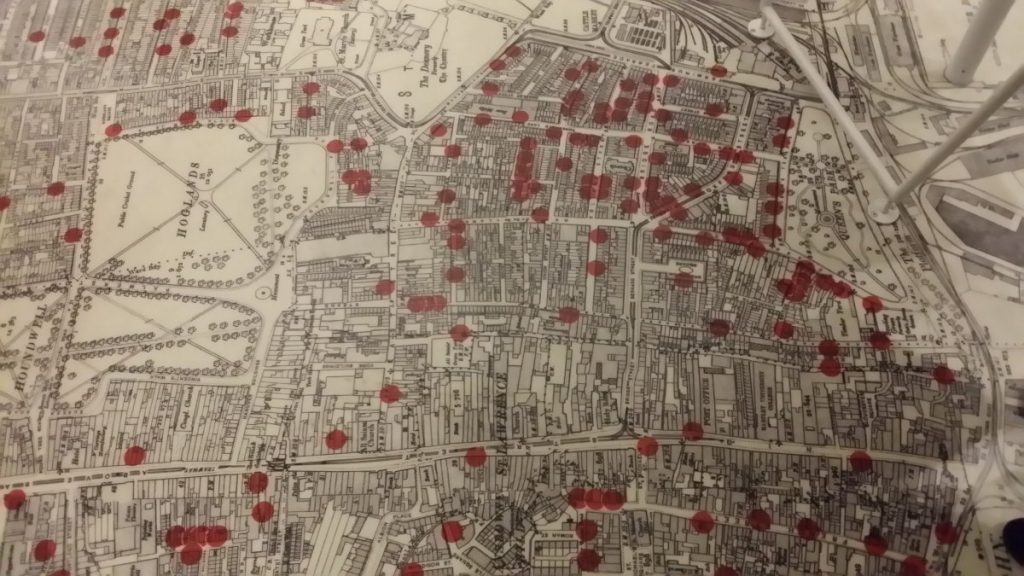 Une partie du plan de Southampton au sol. Chaque point rouge représentant l'adresse d'un membre d'équipage. Une grande partie disparus dans le naufrage.