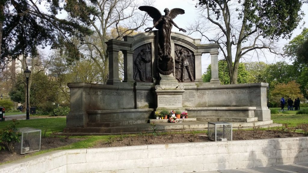 Grand mémorial dans un parc.
