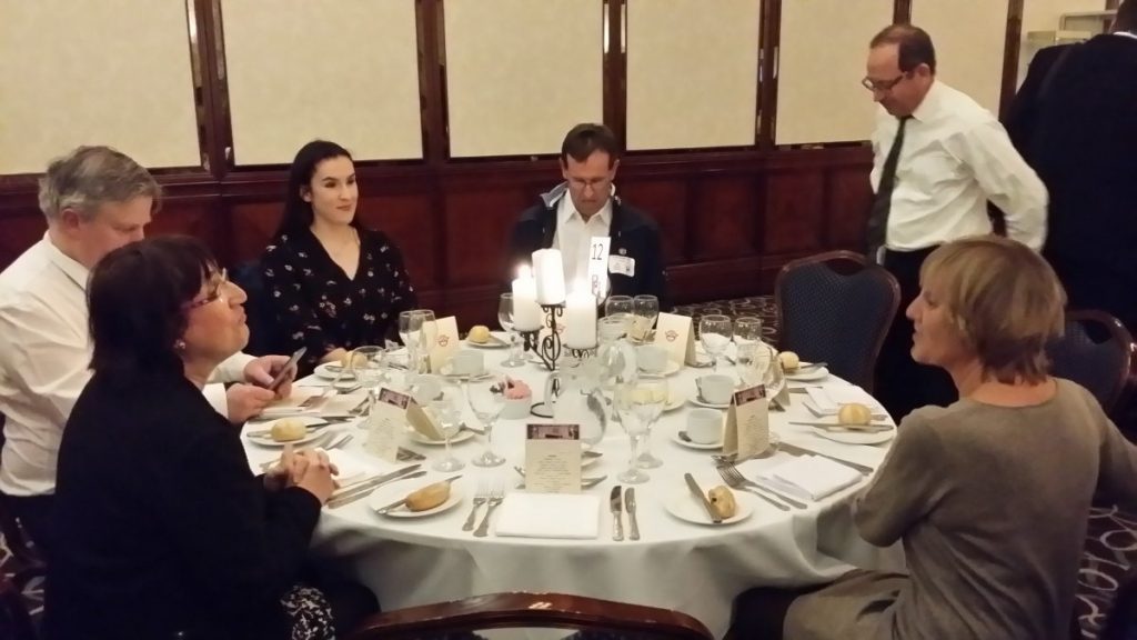 Sept personnes autour d'une table ronde.