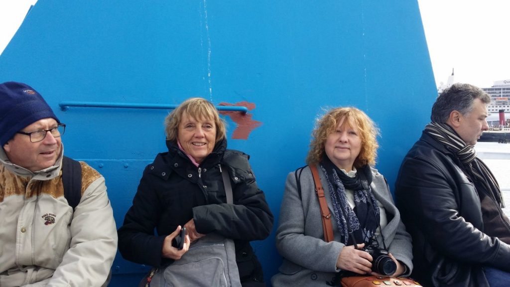 Des personnes posent sur le bateau.