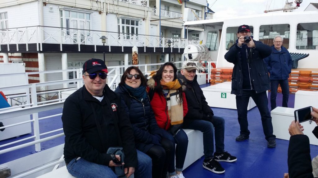 Des personnes posent sur le bateau.
