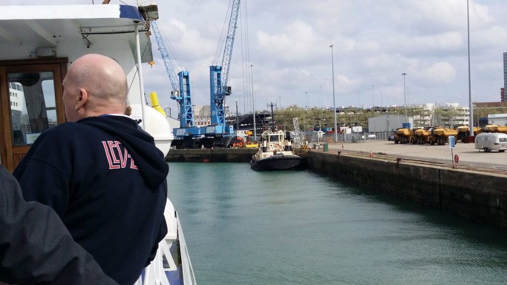 Le quai du départ avec le "South Western House" visible entre les 2 grues bleues