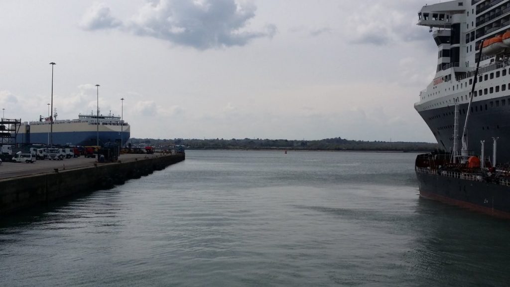 Le quai du départ à gauche et le QM2 à droite