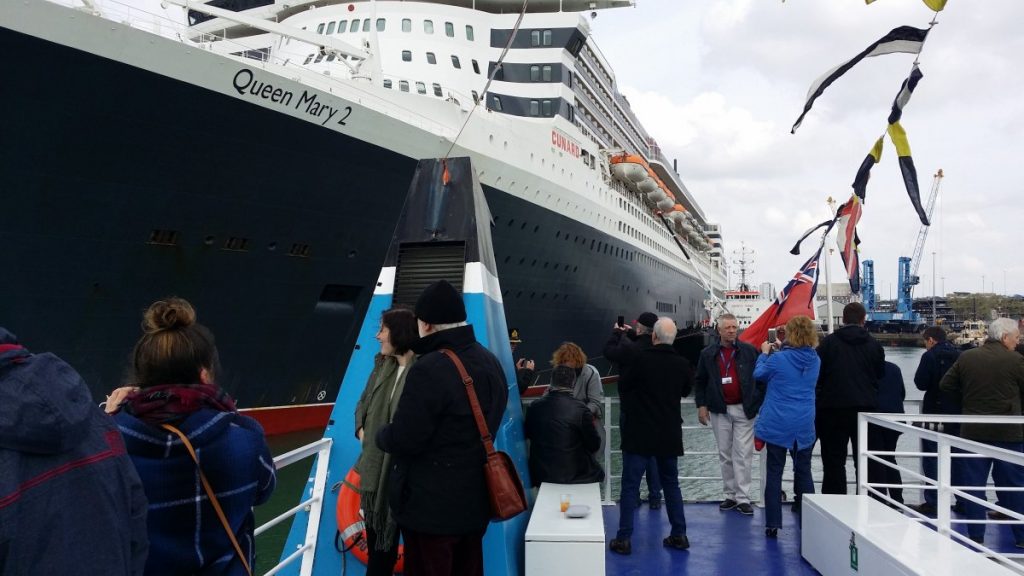Notre bateau à côté du QM2