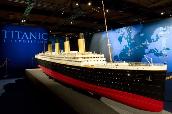 Vue de 3/4 de la maquette du Titanic dans le hall de l'exposition