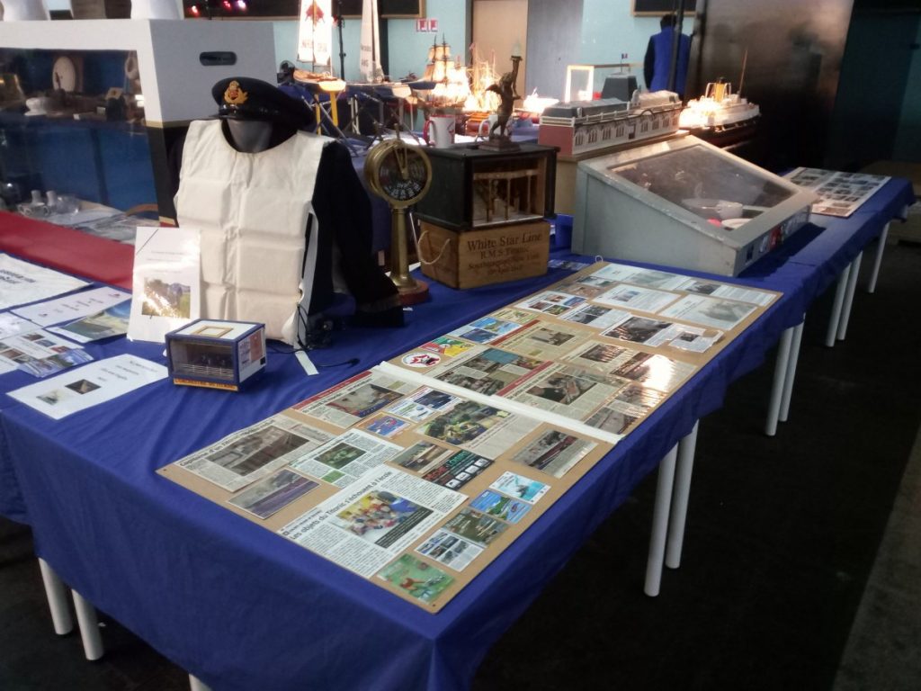 Gilet de sauvetage et objets ; coupures de presse.
