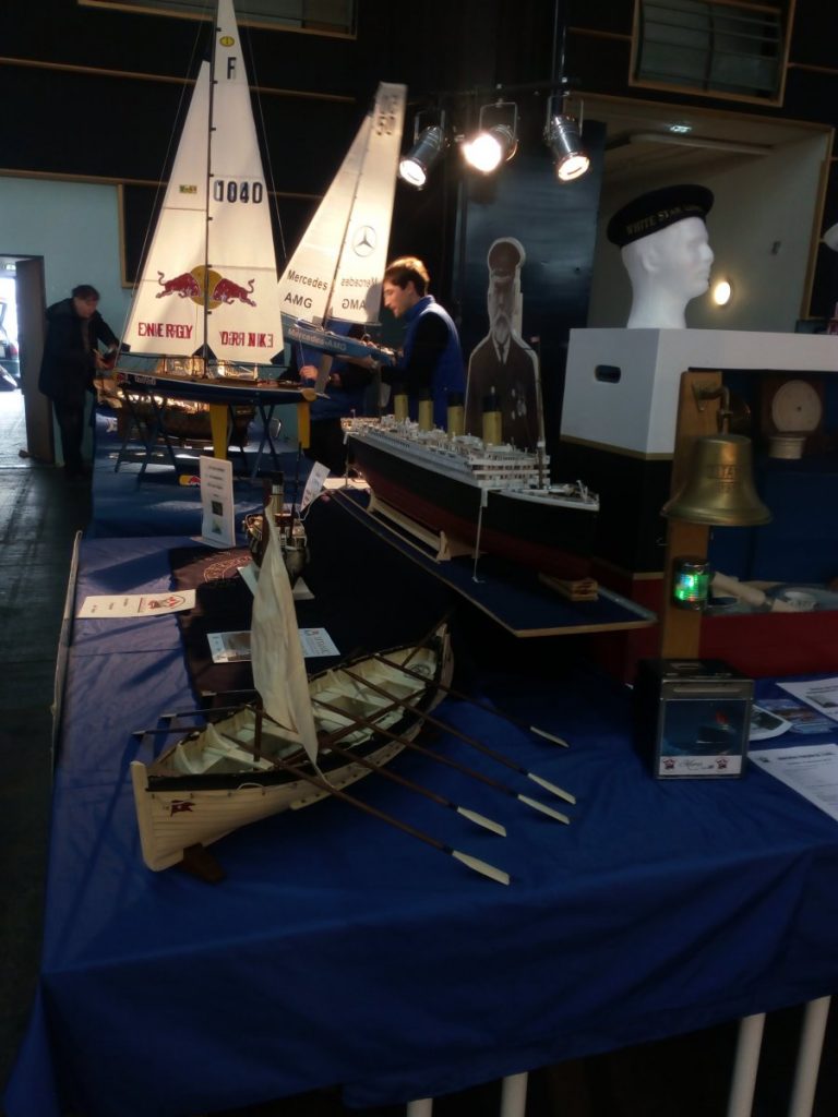 Maquette du Titanic et d'un canot de sauvetage.