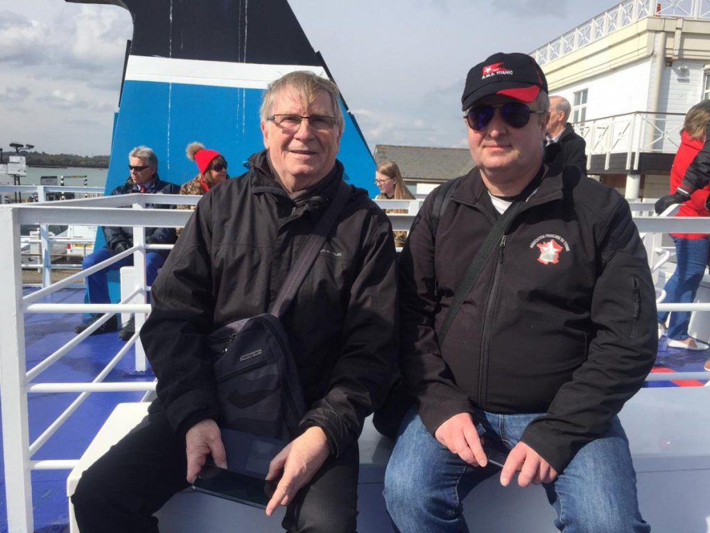 Groupe de personnes posant sur le bateau.