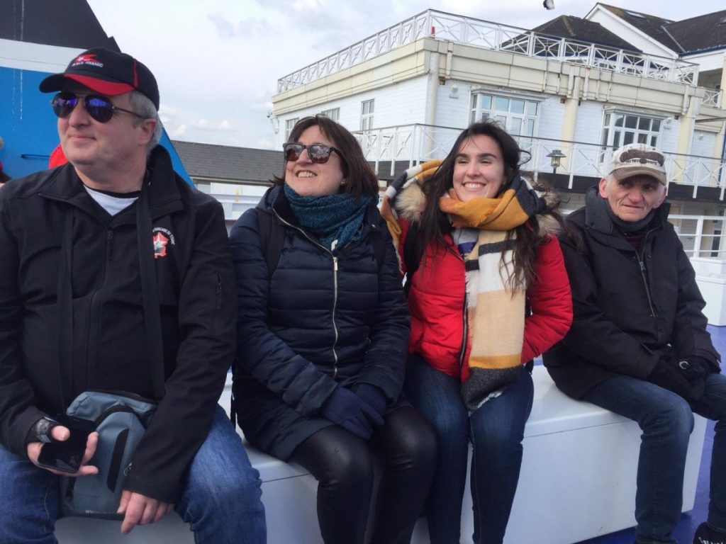 Groupe de personnes posant sur le bateau.