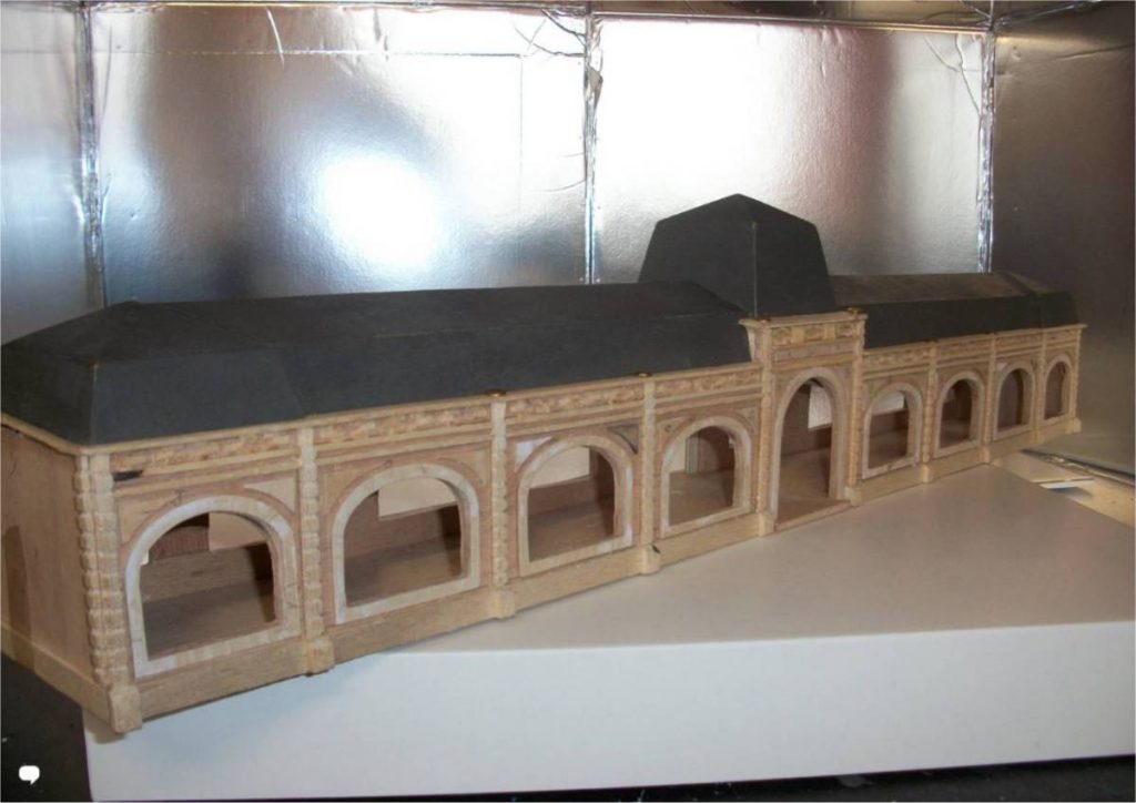 Maquette de la gare en cours de peinture