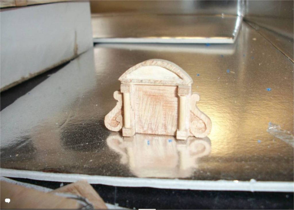Maquette de la gare en cours de peinture