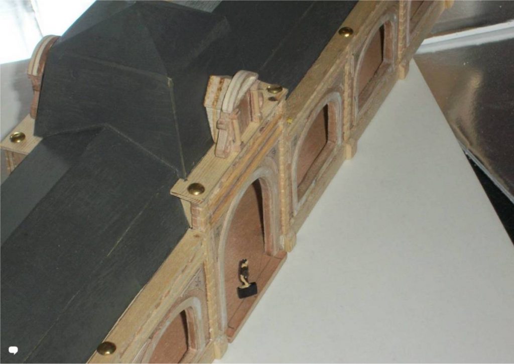 Maquette de la gare en cours de peinture