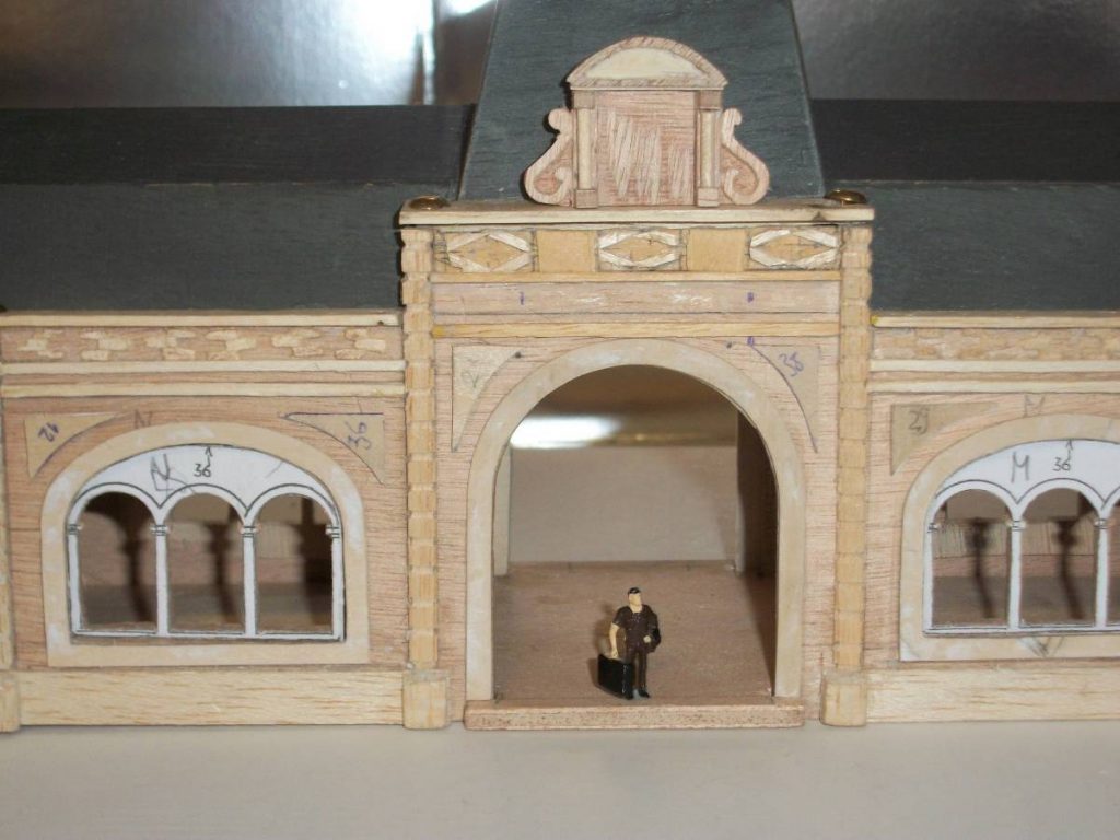 Maquette de la gare en cours de peinture
