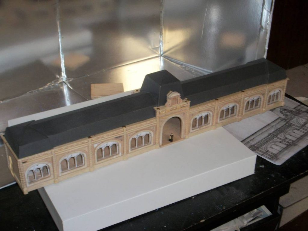 Maquette de la gare en cours de peinture