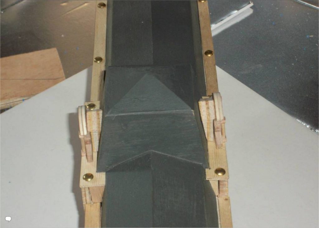 Maquette de la gare en cours de peinture