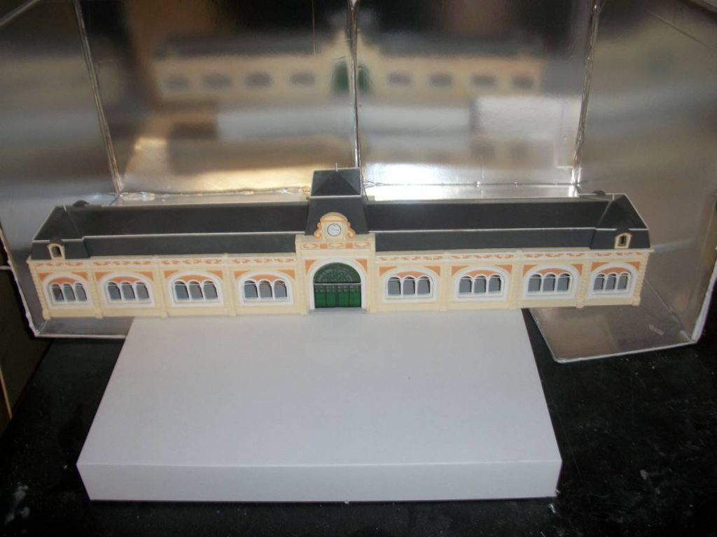 Maquette de la gare en cours de peinture