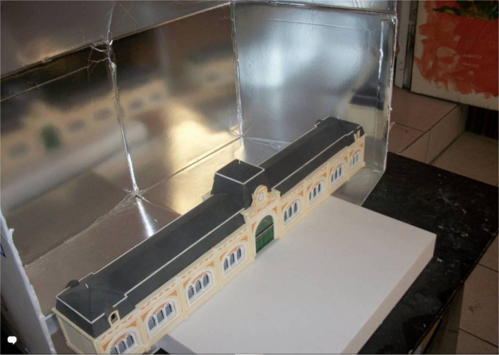 Maquette de la gare en cours de peinture