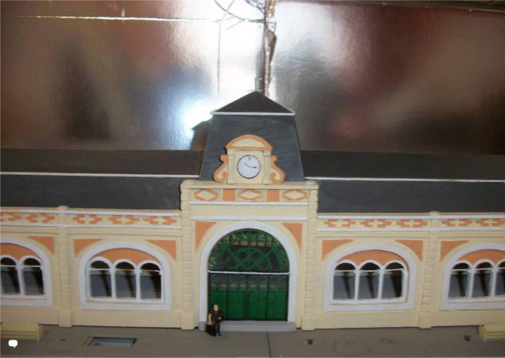Maquette de la gare en cours de peinture