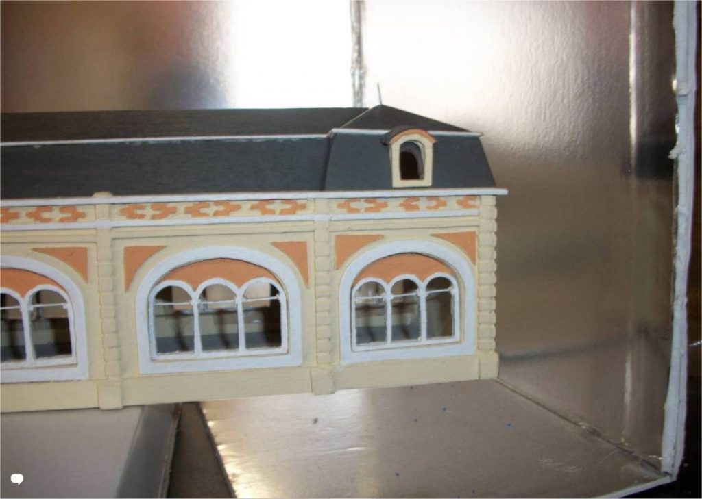 Maquette de la gare en cours de peinture