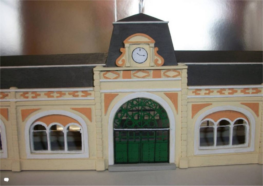 Maquette de la gare en cours de peinture