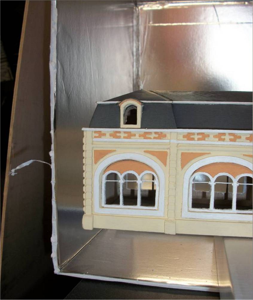 Maquette de la gare en cours de peinture