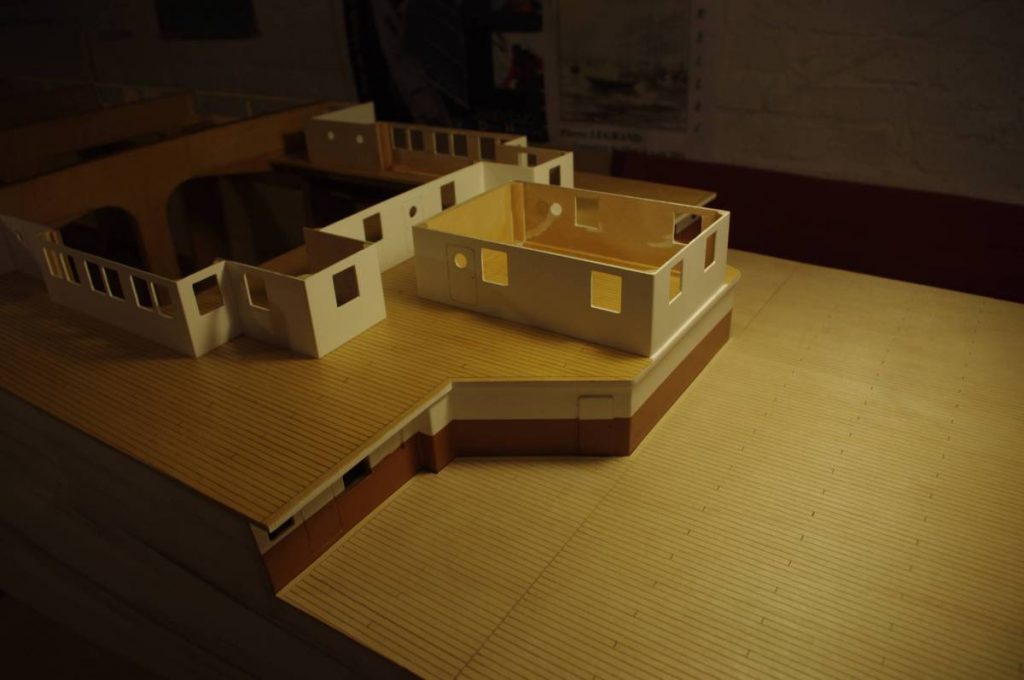 La partie arrière de la maquette progresse